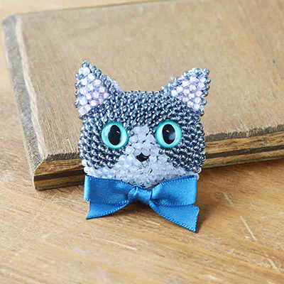 ビーズ編みの猫ブローチキット(ハチワレ)