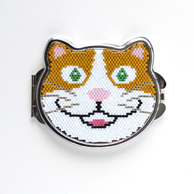 シェイプドステッチで作る猫型コンパクトミラー(ハチワレ)