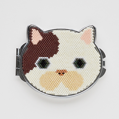 シェイプドステッチで作る猫型コンパクトミラー(三毛)