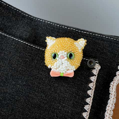 ビーズ網の猫ブローチキット ビーズ編みの猫ブローチキット(クリームハチワレ)