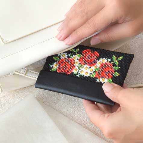 ペヨーテステッチで作るカードケースキット ペヨーテステッチで作るカードケースキット(薔薇とマーガレット)