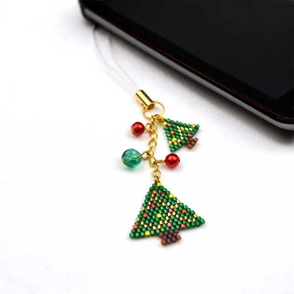 シェイプドステッチで作るクリスマスツリーストラップ