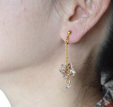 ロングマガ玉ビーズのビーズボールイヤリング