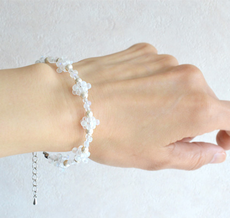 ドロップビーズボールのゆるふわブレス