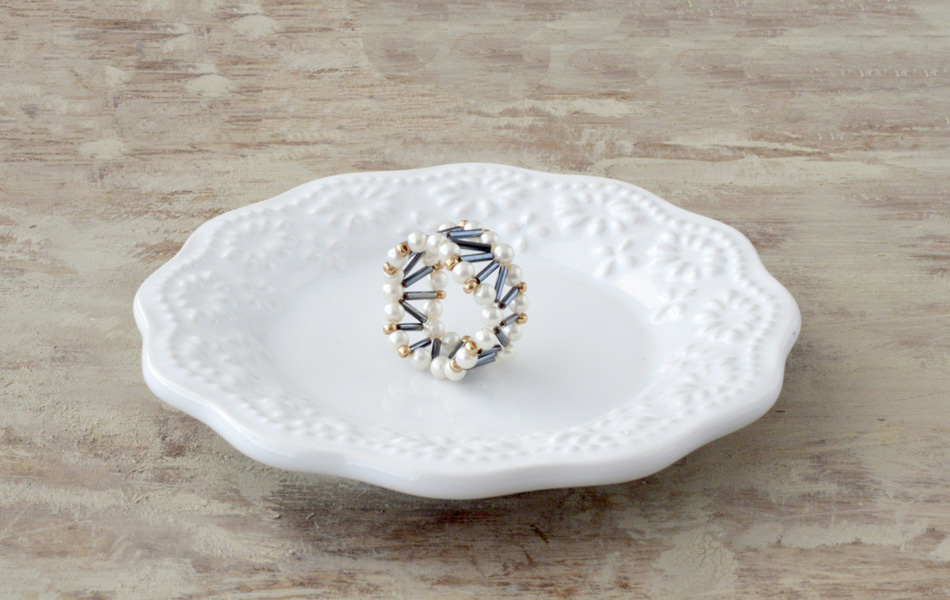 テグス編みで作る リズムウェーブのビーズリング